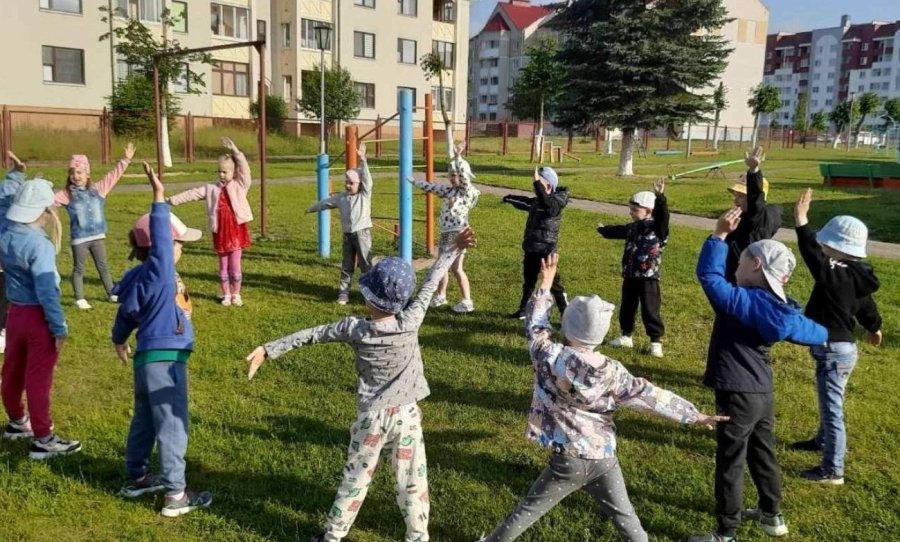 Утренняя зарядка на свежем воздухе 