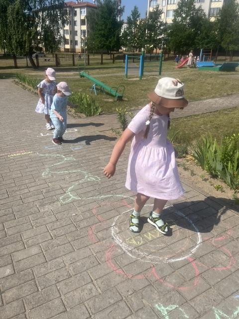 День веселых игр на асфальте